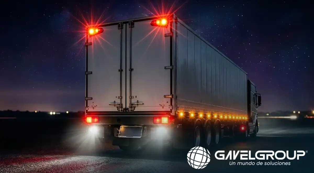 Camión con faros laterales y direccionales LED encendidos de noche - repuestos Gavel Group